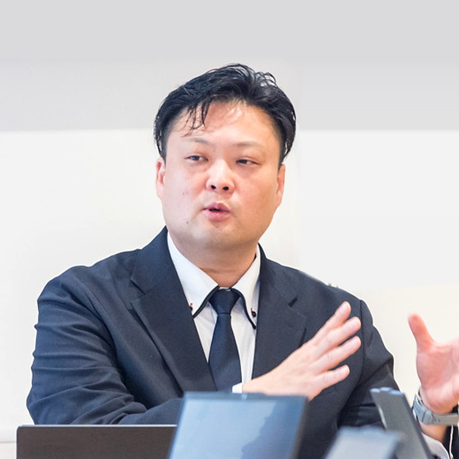 スーツ姿で笑顔を見せる、そう（鄭 相勲）