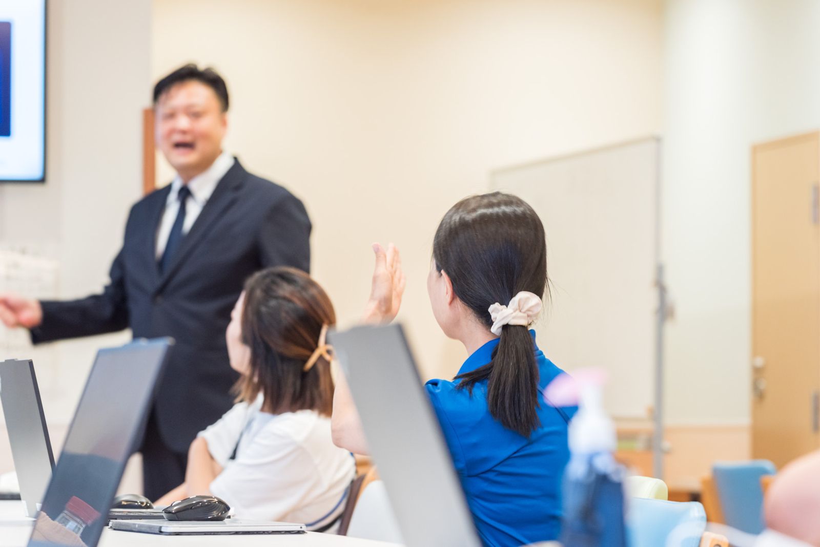 笑顔で問いかけに手を挙げる参加者