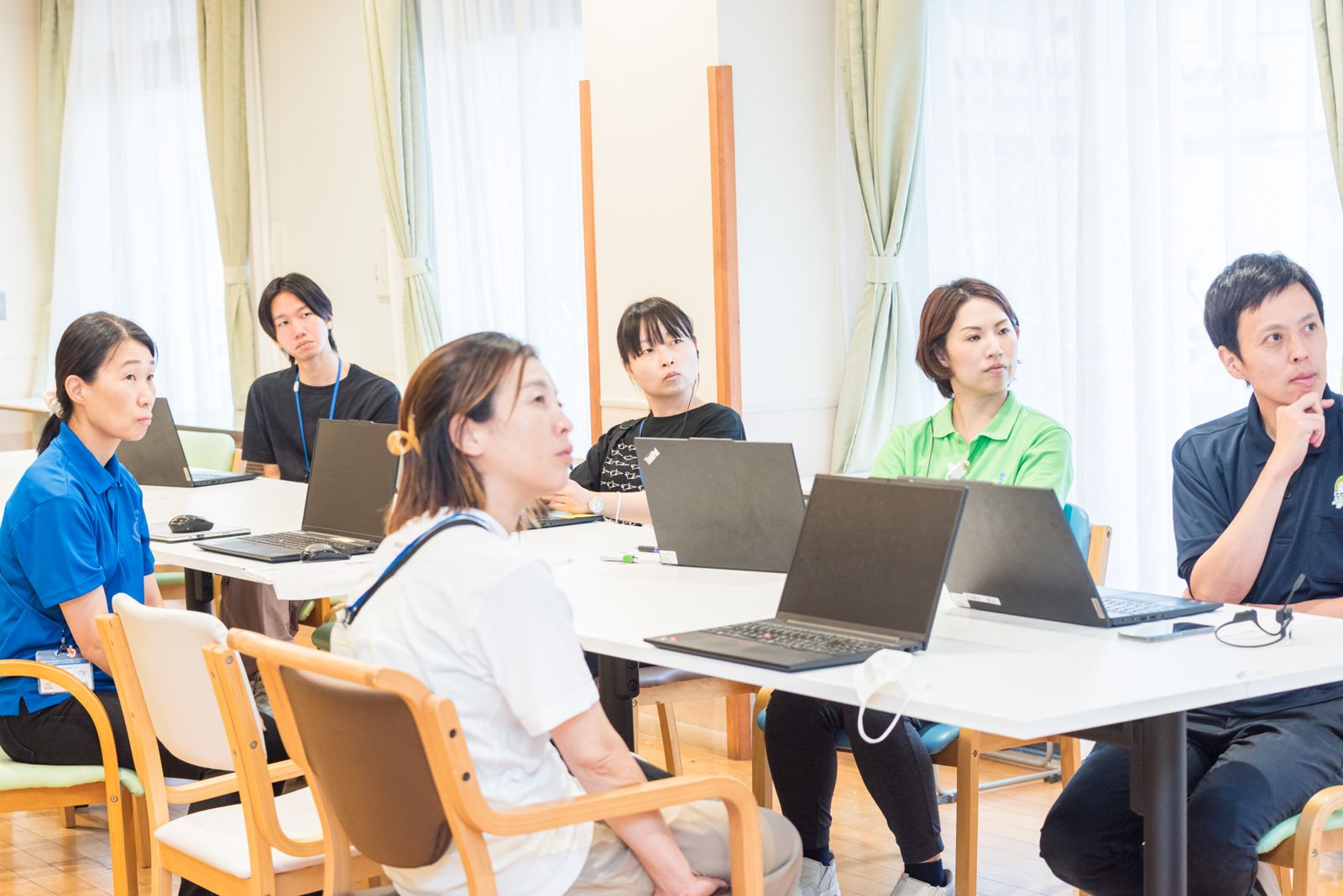 話を聞く職員の皆さま