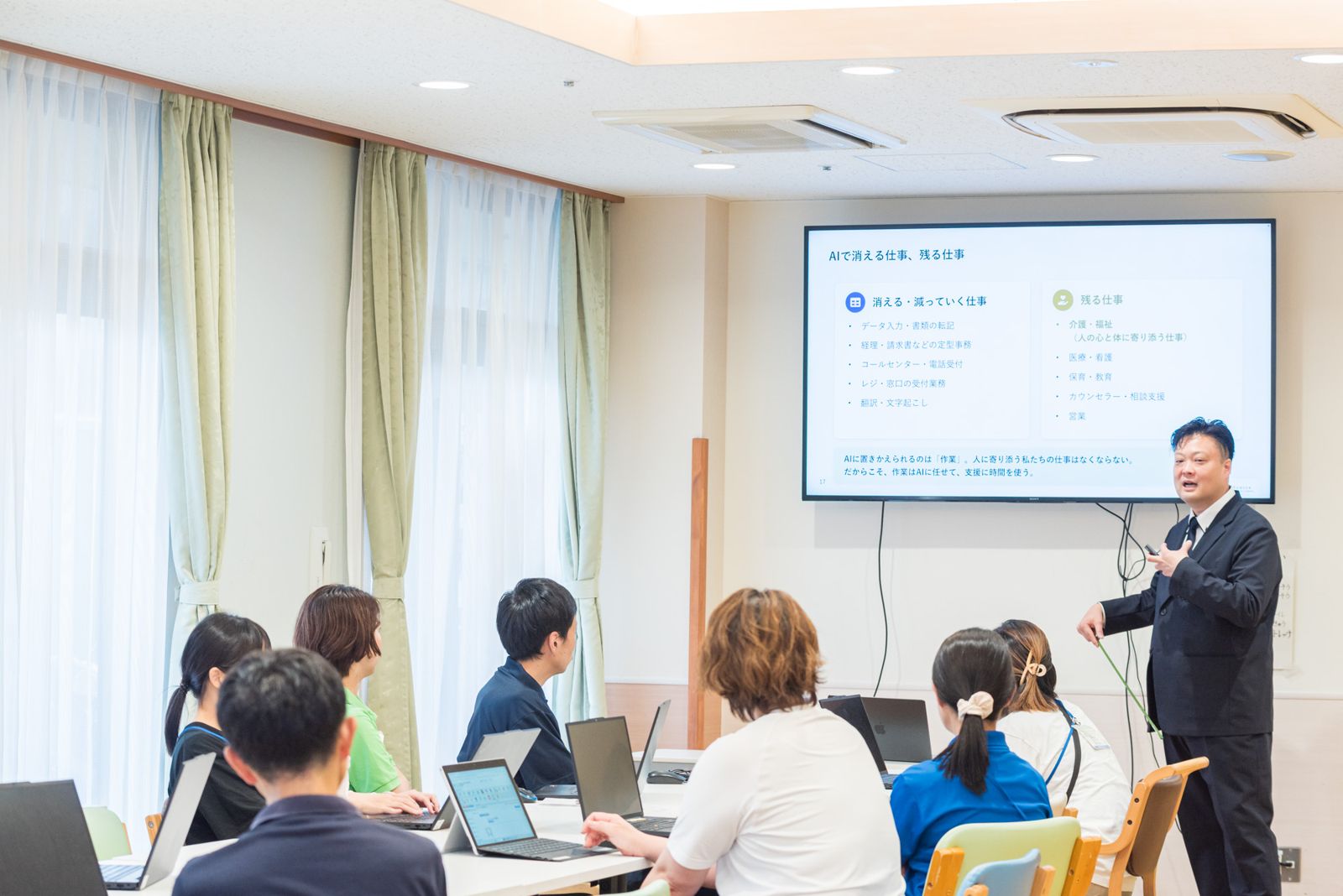 研修会の様子。スライドを使って職員の皆さまに説明している