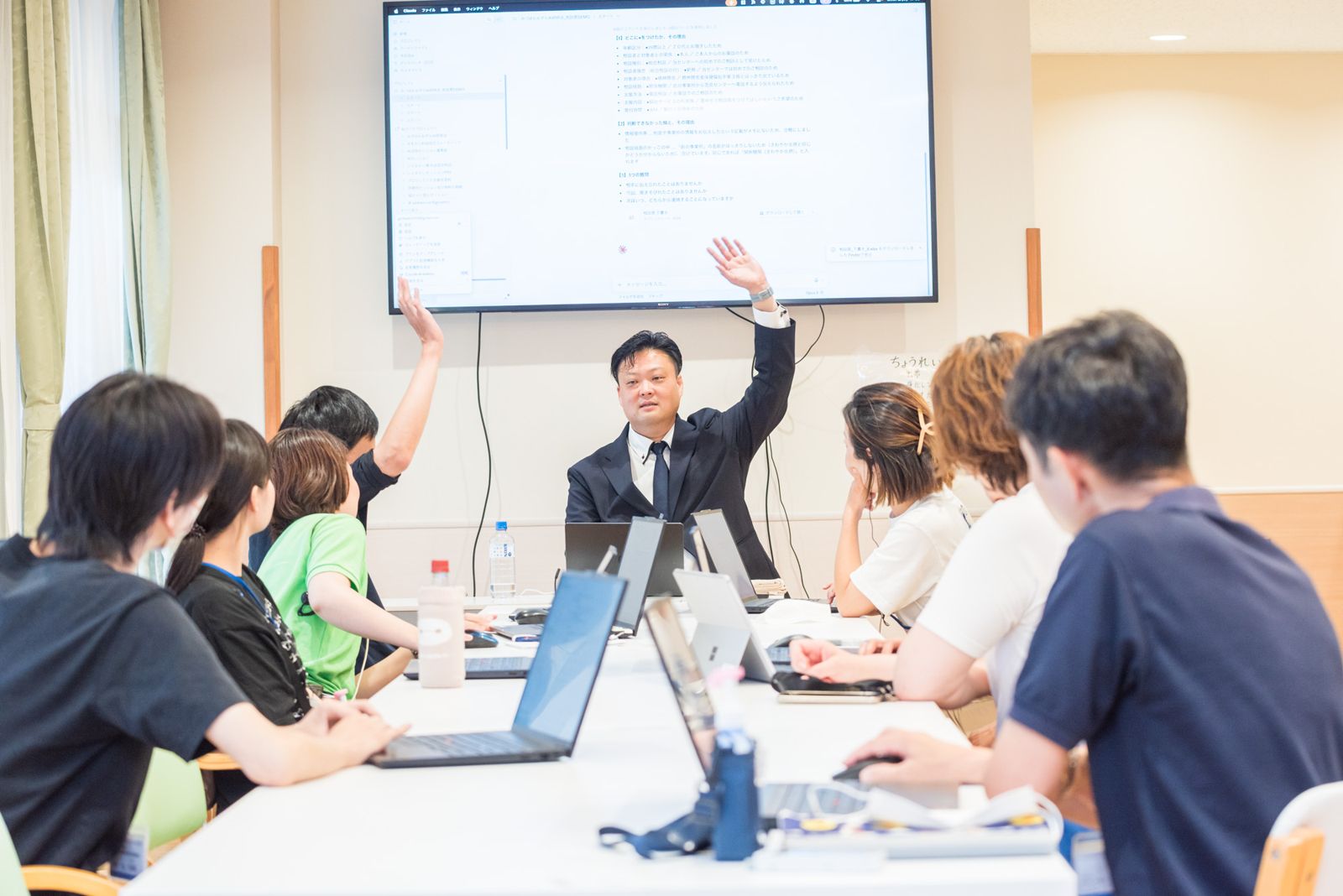 参加者に手を挙げてもらいながら進めている様子