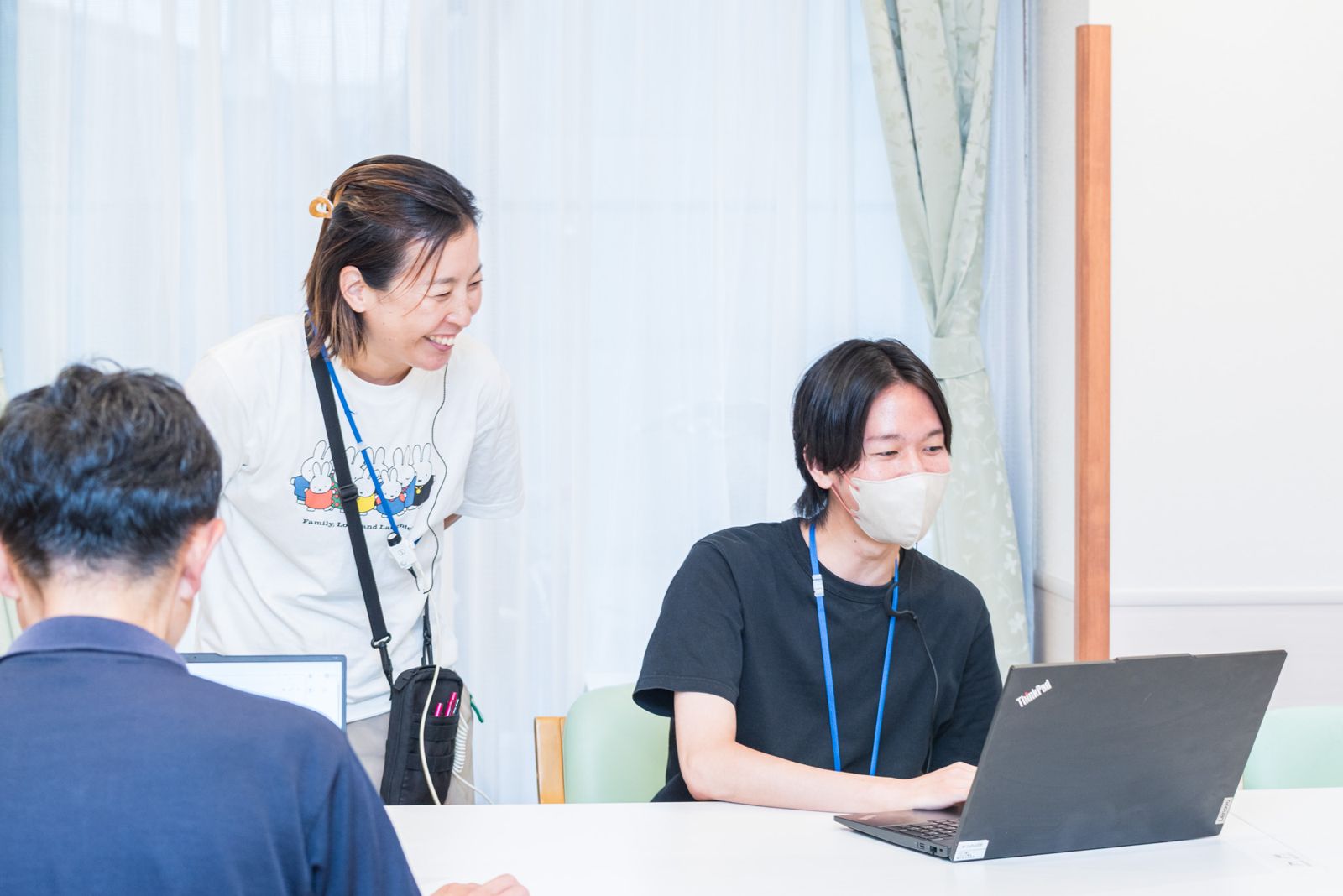 パソコンを操作しながら笑顔を見せる参加者